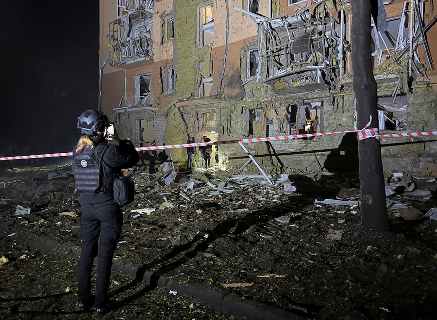 I soccorritori ucraini operano sul luogo di un attacco russo contro una zona residenziale a Zaporizhzhia, in Ucraina. (EPA)