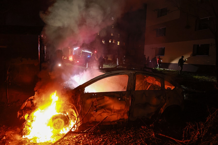 Un'auto in fiamme dopo un attacco aereo russo su un quartiere residenziale a Zaporizhzhia. (APN)