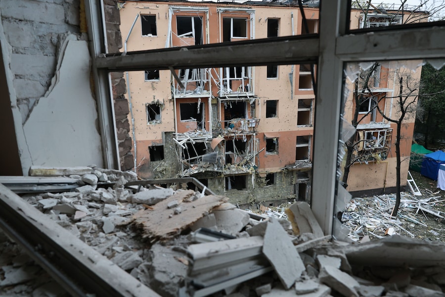Un edificio residenziale danneggiato in seguito a un attacco aereo russo a Zaporizhzhia. (APN)