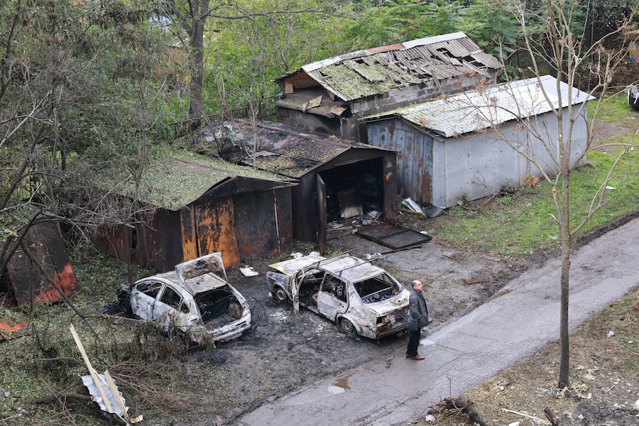 Un uomo osserva un edificio residenziale danneggiato in seguito a un attacco aereo russo a Zaporizhzhia. (APN)