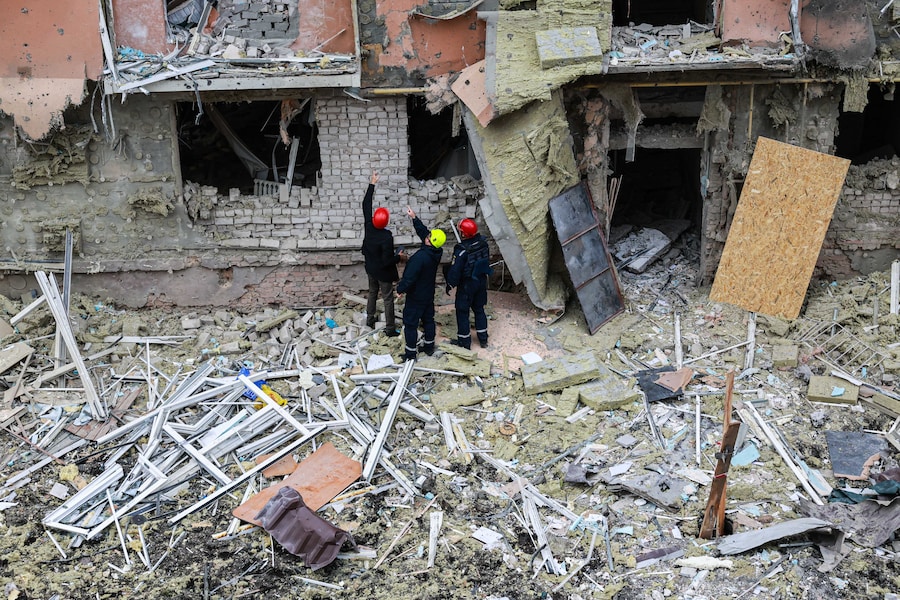Sabato 17 ottobre 2026, i soccorritori ispezionano un edificio residenziale danneggiato da un attacco aereo russo a Zaporizhzhia. (APN)