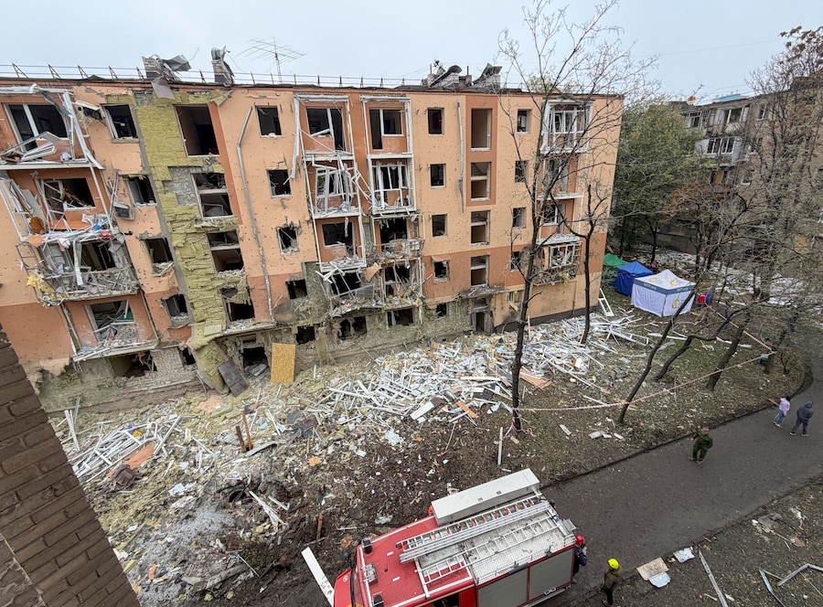 Yna veduta del luogo in cui si è verificato un attacco russo contro una zona residenziale a Zaporizhzhia. (EPA)