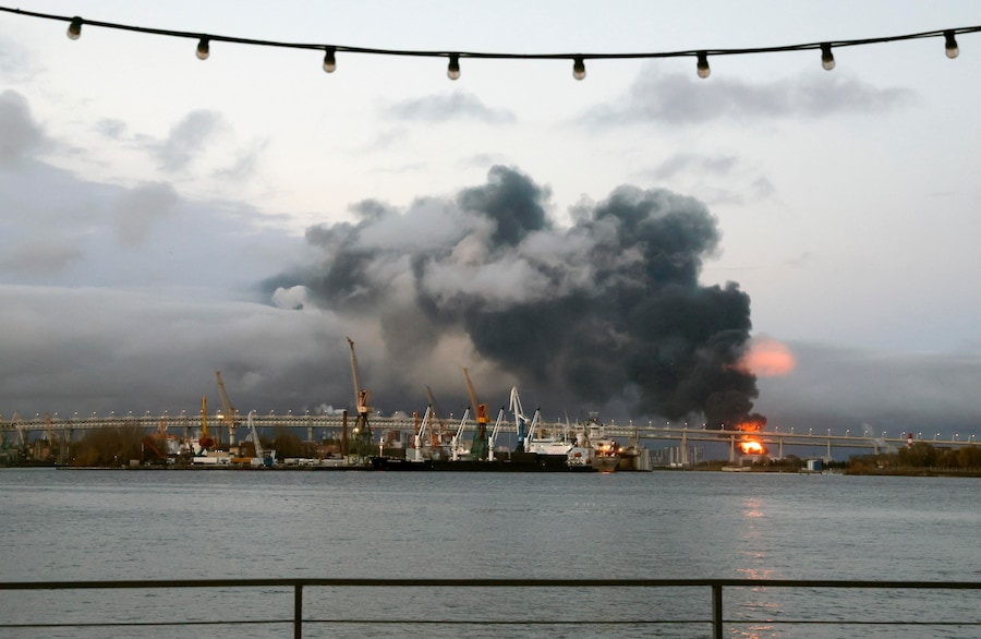 Il fumo si alza dagli incendi divampati al terminal petrolifero di San Pietroburgo, nel porto di San Pietroburgo, in Russia. (EPA)