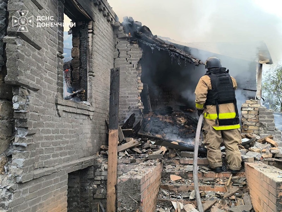 Un vigile del fuoco interviene sul luogo di un'abitazione privata danneggiata da un attacco aereo russo, nel contesto dell'offensiva russa contro l'Ucraina, nella città di Sloviansk, in prima linea, in Ucraina. (via REUTERS)