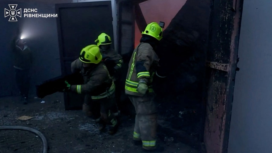 I servizi di emergenza intervengono per spegnere un incendio in seguito a un presunto attacco con droni nella regione di Rivne, in Ucraina. (via REUTERS)
