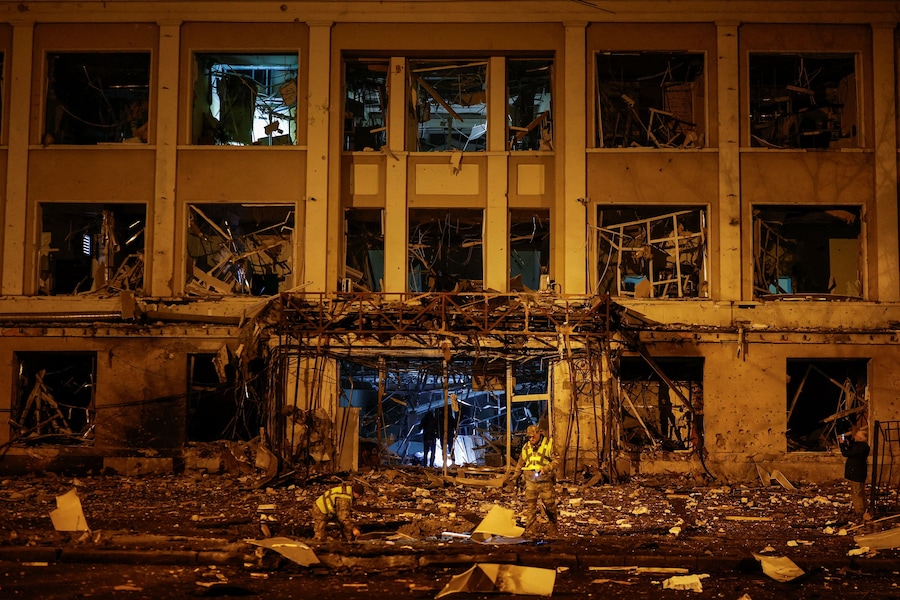 Agenti di polizia ispezionano il luogo in cui si trova l'edificio di un centro fitness colpito da un missile russo, nel contesto dell'attacco della Russia all'Ucraina, a Kiev. (REUTERS)