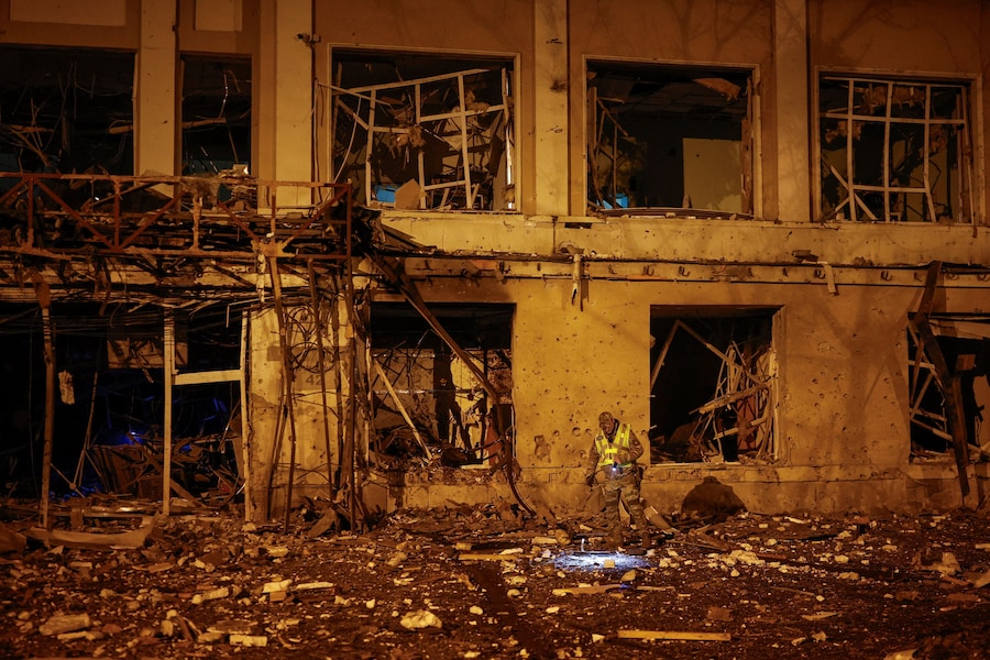 Un agente di polizia ispeziona il luogo in cui si trova l'edificio di un centro fitness colpito da un missile russo, nel contesto dell'attacco della Russia all'Ucraina, a Kiev. (REUTERS)