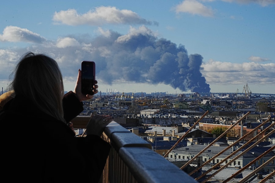 Il fumo si alza verso il cielo in seguito agli attacchi con droni ucraini contro una zona industriale a San Pietroburgo, in Russia. (APN)