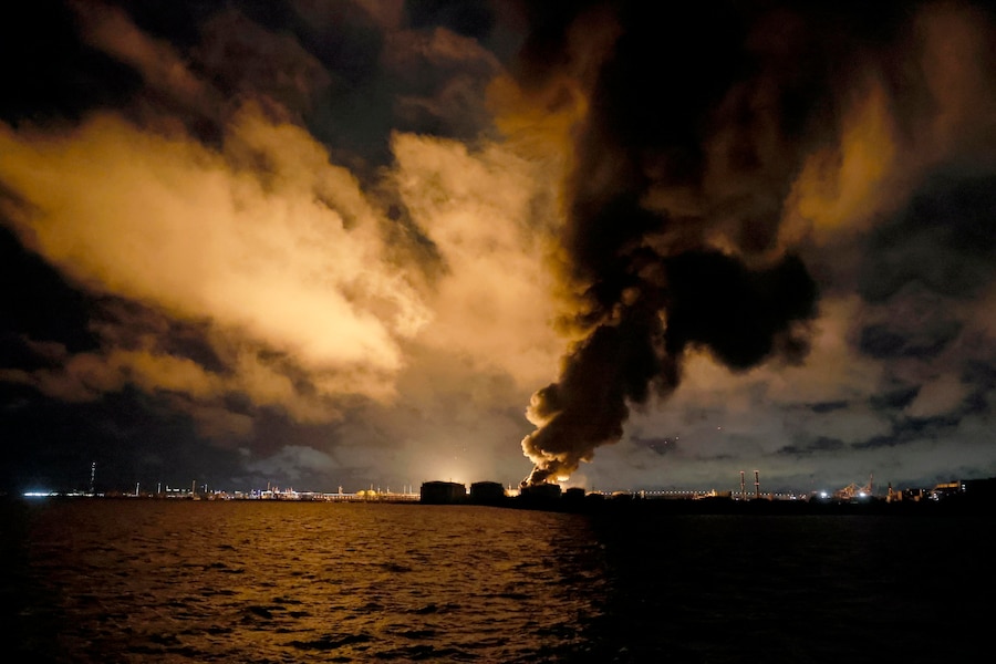 Il fumo si alza dagli incendi divampati al terminal petrolifero di San Pietroburgo, nel porto di San Pietroburgo, in Russia. (EPA)