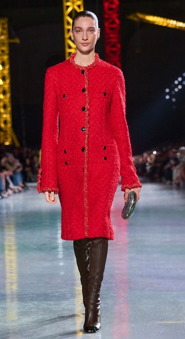 Chanel. Cappotto senza collo in lend di lana diagonale con tasche e bottoni a contrasto