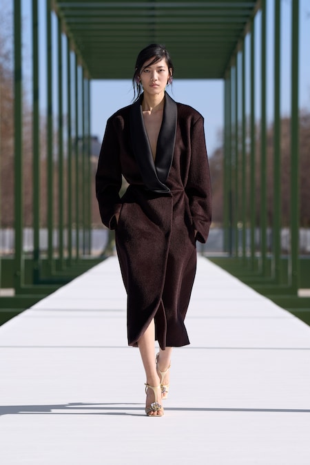 Dior. In lana di lama con revers in raso a scialle, sandalo Flora con fiori in ceramica dipinti a mano e strass