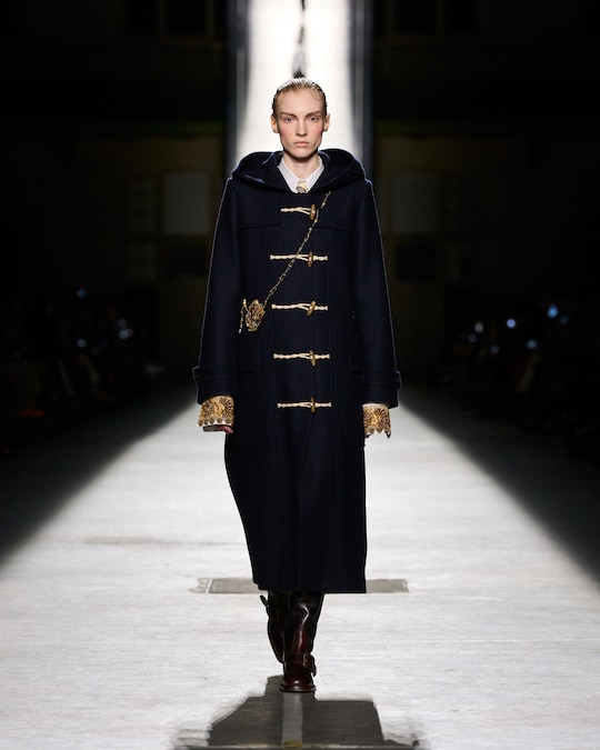 Dries Van Noten. Montgomery rivisitato in panno di cashmere, al polpaccio, camicia con polsi gioiello