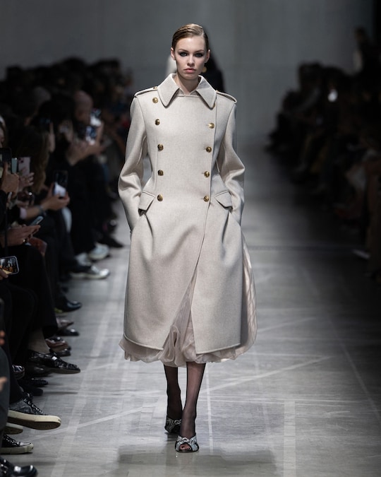 Ermanno Scervino. In loden di lana double con doppia fila di araldici e spalline effetto divisa, gonna in organza