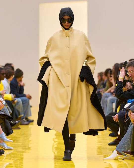 Loewe. Cappotto ampio a cappa in nappa con inserti in montone