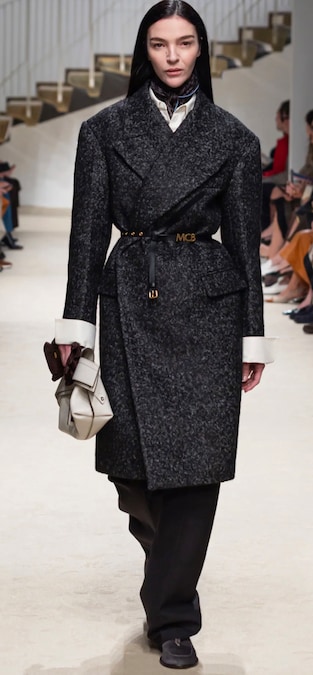 Tod’s. In lana operata chiuso da cintura con macro revers a lancia