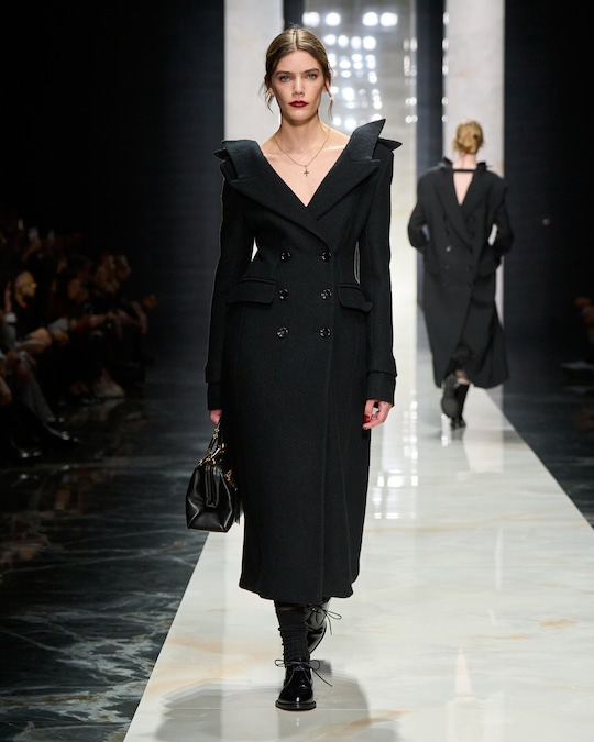 Dolce & Gabbana. Doppiopetto in lana con collo asimmetrico appoggiato all’ampio scollo