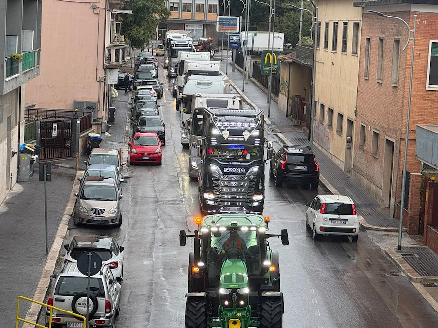 Il corteo di mezzi pesanti e trattori entrato in città nell'ambito della protesta degli autotrasportatori a Campobasso (ANSA)