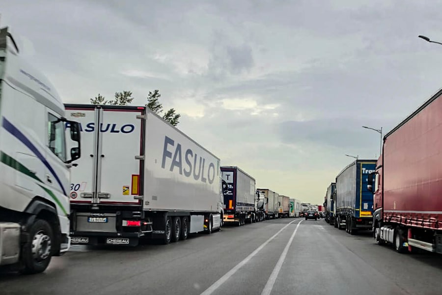 Il blocco dei tir sul trattta Maddaloni- Marcinise in provincia di Caserta (ANSA)