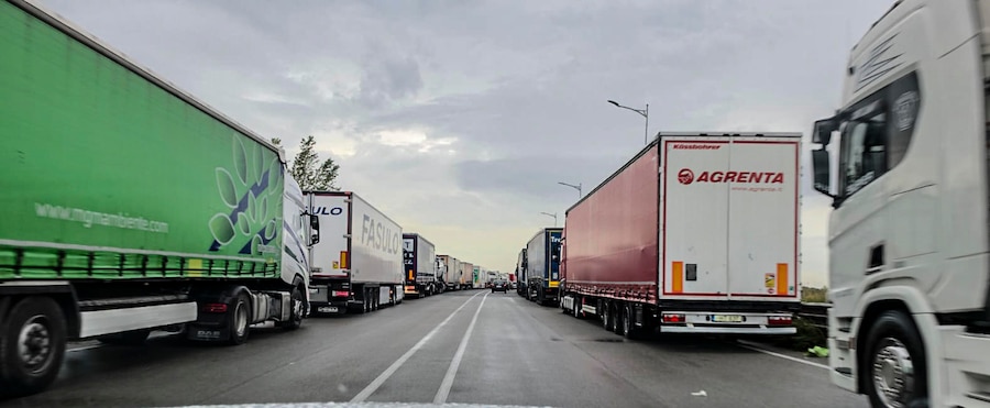 Il blocco dei tir sul trattta Maddaloni- Marcinise in provincia di Caserta (ANSA)