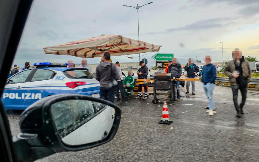 Il blocco dei tir sul trattta Maddaloni- Marcinise in provincia di Caserta (ANSA)