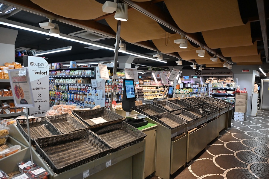 Napoli, scaffali vuoti nei supermercati a causa dei blocchi stradali degli autotrasportatori (Italy Photo Press)
