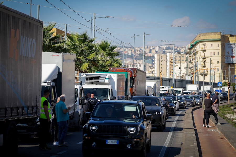 Napoli, gli autotrasportatori protestano in Via Marina contro l’aumento dei prezzi del carburante (LAPRESSE)