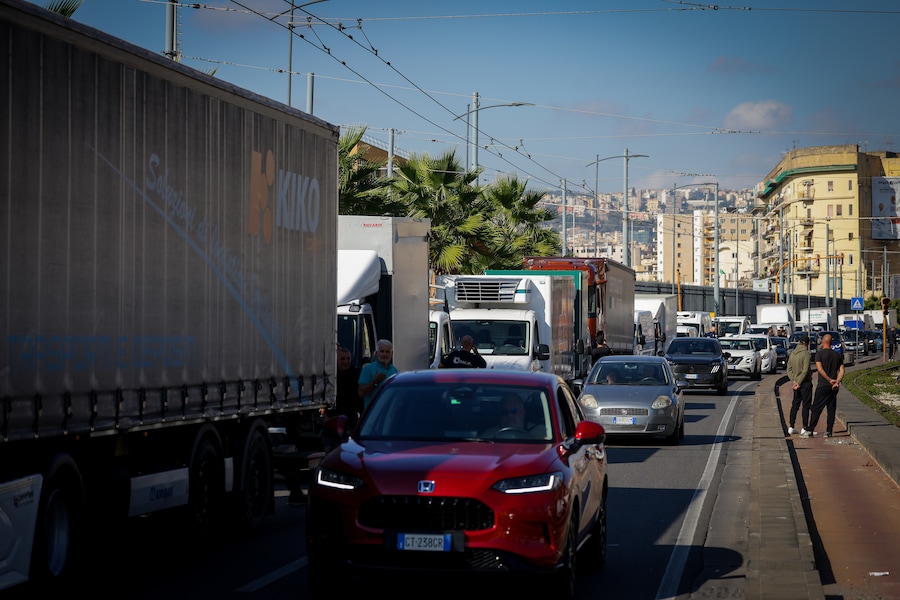 Napoli, gli autotrasportatori protestano in Via Marina contro l’aumento dei prezzi del carburante (LAPRESSE)