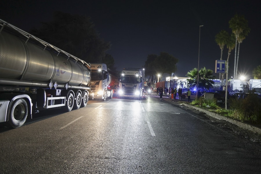 I camionisti autotrasportatori dei TIR hanno bloccato gli incroci di accesso al porto di Napoli e sull'autostrada A1 Napoli-Milano (Autostrada del Sole) (Italy Photo Press)