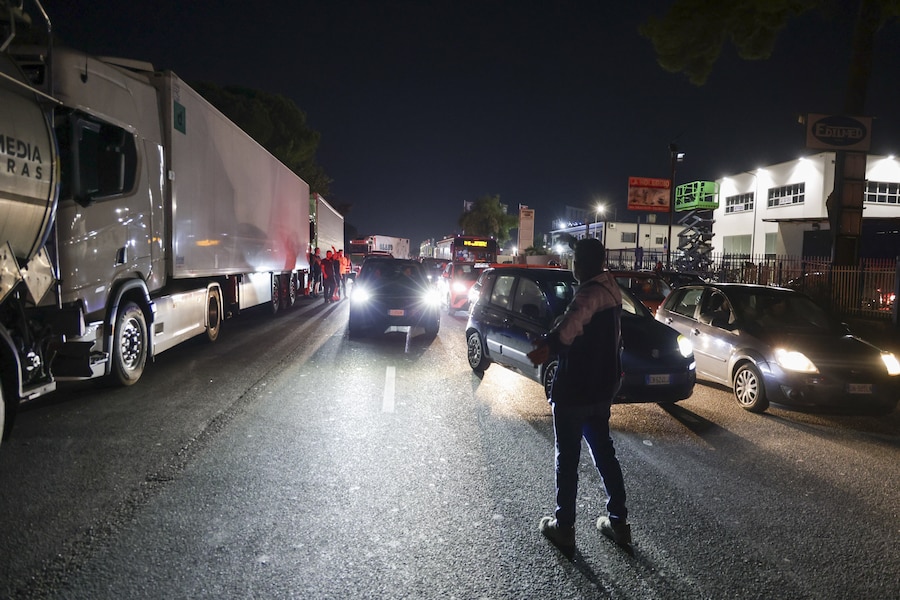 I camionisti autotrasportatori dei TIR hanno bloccato gli incroci di accesso al porto di Napoli e sull'autostrada A1 Napoli-Milano (Italy Photo Press)