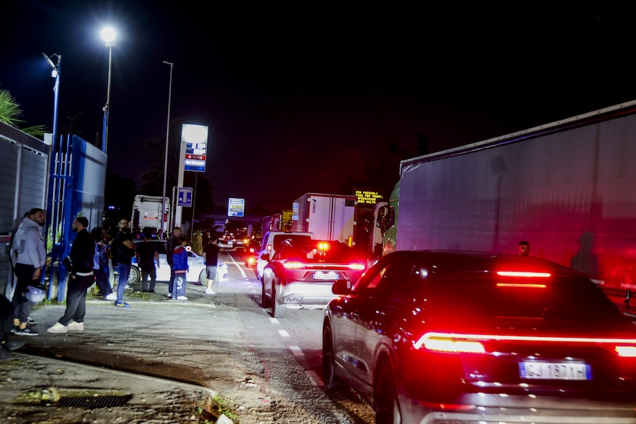 I camionisti autotrasportatori dei TIR hanno bloccato gli incroci di accesso al porto di Napoli e sull'autostrada A1 Napoli-Milano (Autostrada del Sole) (Italy Photo Press)