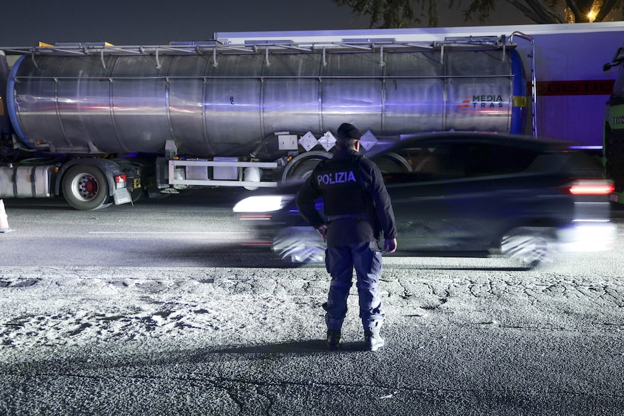 I camionisti autotrasportatori dei TIR hanno bloccato gli incroci di accesso al porto di Napoli e sull'autostrada A1 Napoli-Milano (Autostrada del Sole) (Italy Photo Press)