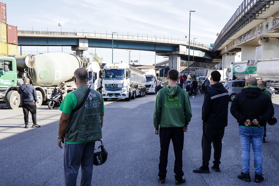Tir bloccano l'ingresso al porto di Napoli (ANSA)