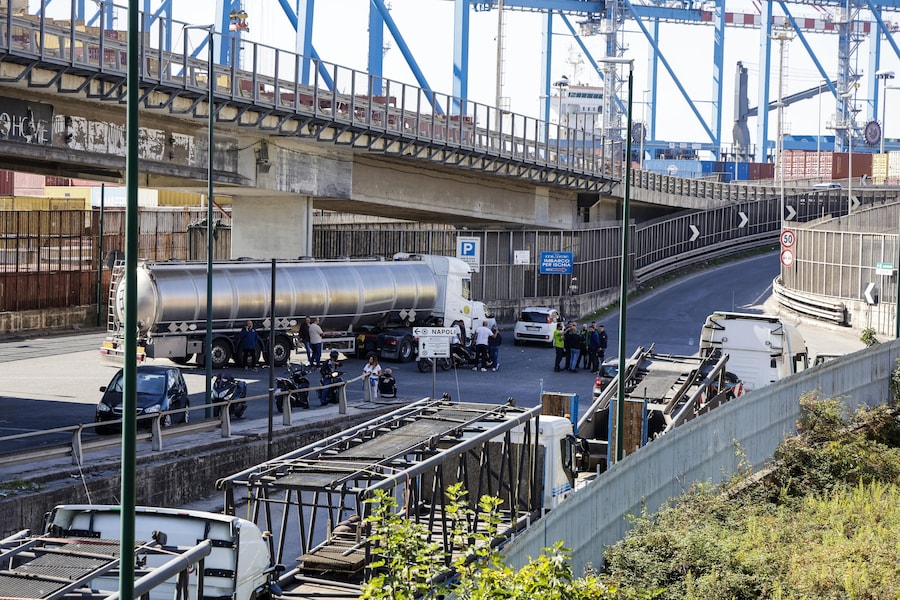 Tir bloccano l'ingresso al porto di Napoli (ANSA)