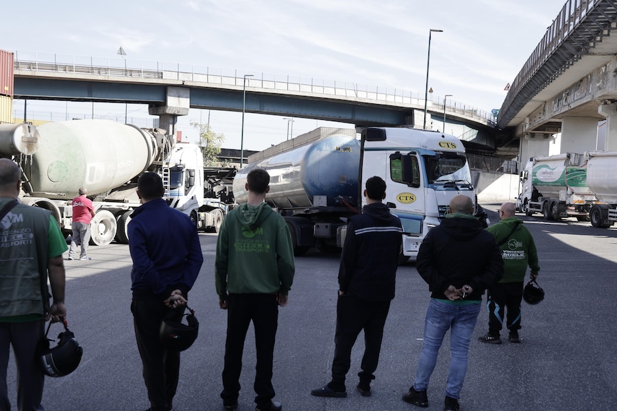 Tir bloccano l'ingresso al porto di Napoli (ANSA)