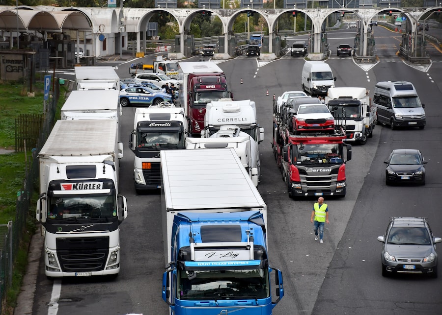La protesta degli autotrasportatori per il caro carburanti al casello di San Gregorio, la barriera autostradale che dal capoluogo etneo consente l'accesso all'autostrada A18 Catania-Messina (ANSA)