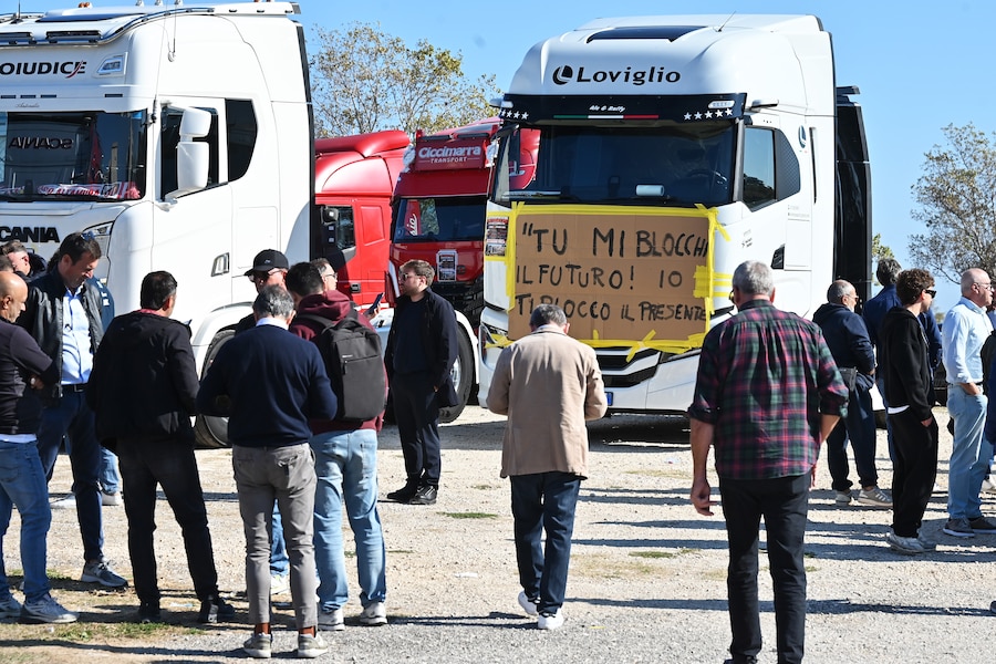 Tangenziale SS16 Autotrasportatori in corteo da Altamura a Bari (Imagoeconomica)