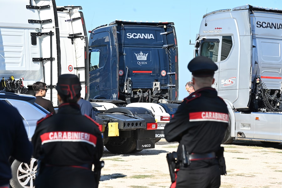 Tangenziale SS16 Autotrasportatori in corteo da Altamura a Bari (Imagoeconomica)