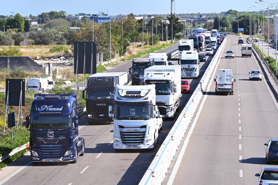 Tangenziale SS16 Autotrasportatori in corteo da Altamura a Bari (Imagoeconomica)