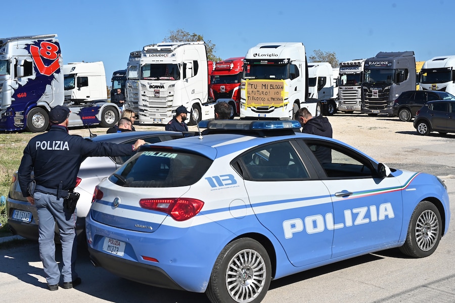 Tangenziale SS16 Autotrasportatori in corteo da Altamura a Bari (Imagoeconomica)