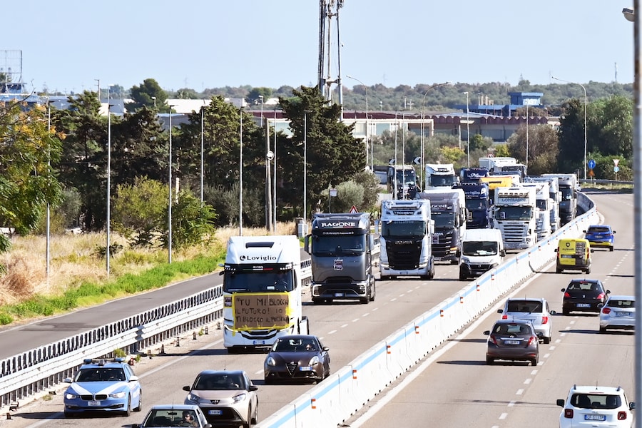 Tangenziale SS16 Autotrasportatori in corteo da Altamura a Bari (Imagoeconomica)