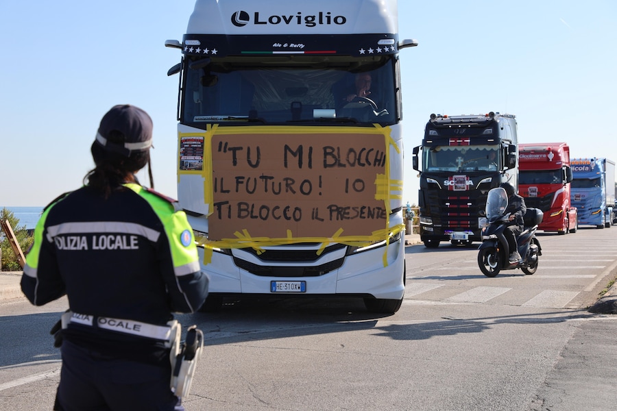 Gli autotrasportatori, partiti da Altamura, da giorni in protesta per riportare all'attenzione del governo la crisi con cui è alle prese il settore a causa del caro carburante, Bari (ANSA)