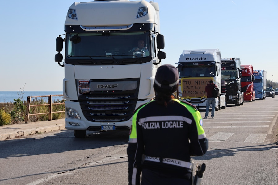 Gli autotrasportatori, partiti da Altamura, da giorni in protesta, Bari (ANSA)