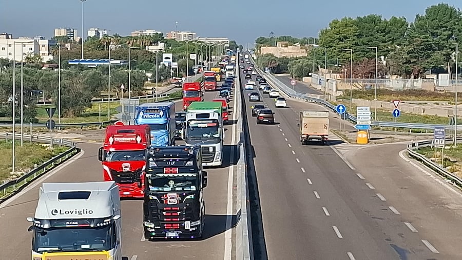Gli autotrasportatori, partiti da Altamura, da giorni in protesta per riportare all'attenzione del governo la crisi con cui è alle prese il settore a causa del caro carburante, Bari (ANSA)