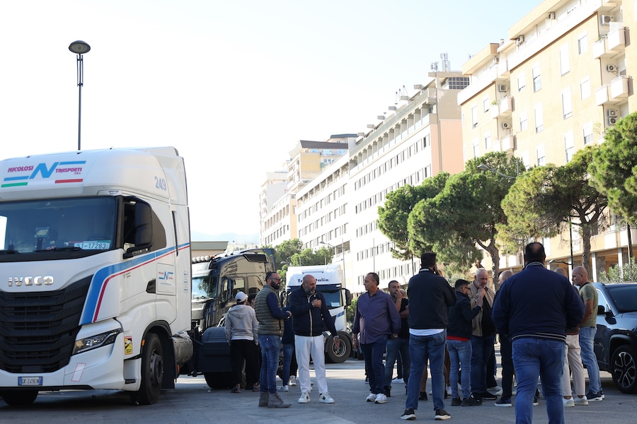 Caro carburanti, protesta degli autotrasportatori al porto di Palermo (LAPRESSE)