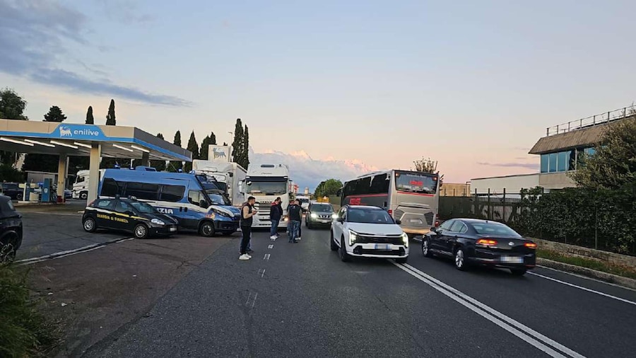 Presidio degli autotrasportatori nella zona dell'aeroporto di Lamezia Terme (ANSA)