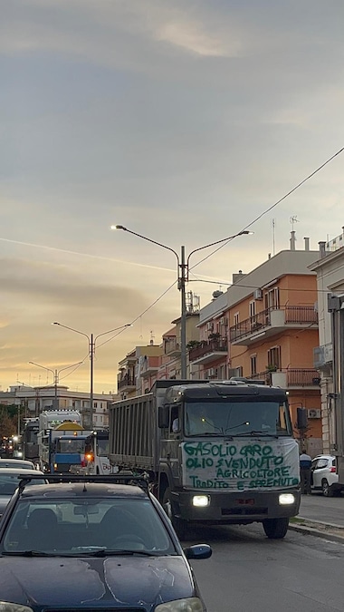 La mobilitazione degli autotrasportatori contro il caro carburante in Puglia, nella zona di Corato (BAT) (ANSA)