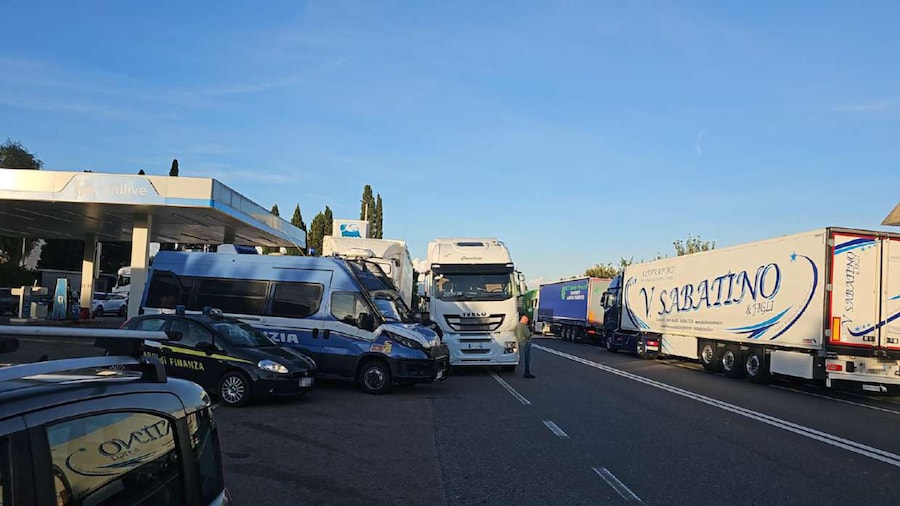 Presidio degli autotrasportatori nella zona dell'aeroporto di Lamezia Terme (ANSA)