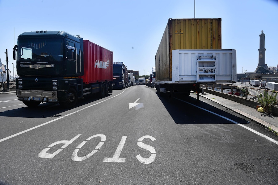 Un momento dello sciopero degli autotrasportatori con vari presidi ai varchi portuali del porto di Genova (ANSA)