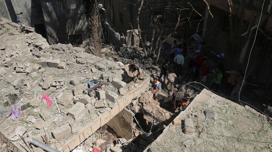 Alcune persone ispezionano i danni a un'abitazione che, secondo quanto riferito, sarebbe stata colpita da un missile degli Houthi nella città di Taiz, nel sud-ovest dello Yemen (REUTERS)