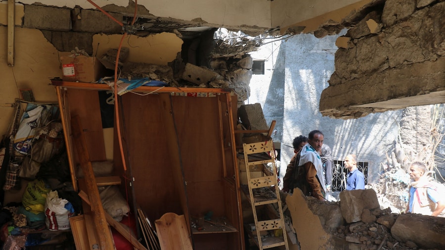 Alcune persone ispezionano i danni a un'abitazione che, secondo quanto riferito, sarebbe stata colpita da un missile degli Houthi nella città di Taiz, nel sud-ovest dello Yemen (REUTERS)